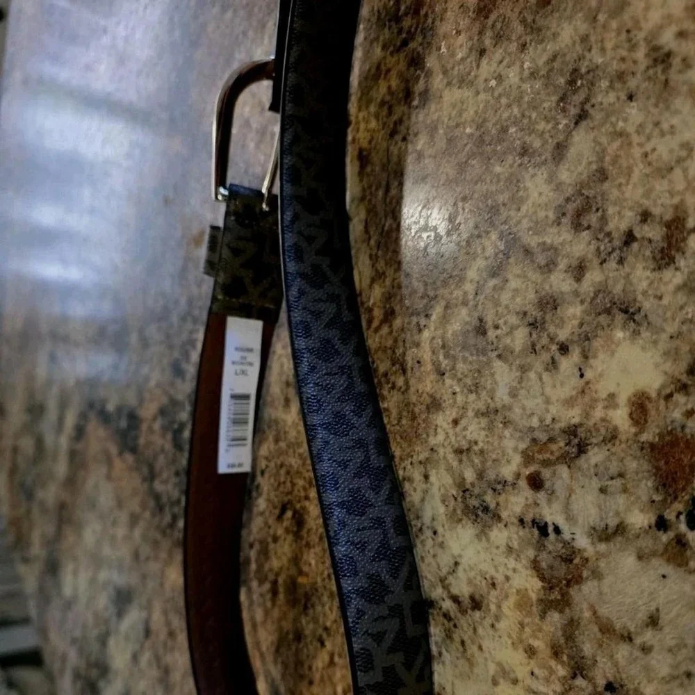 DKNY LARGE BELT.LEATHER WITH SILVER BUCKEL. Faux Fur. Leopard print.